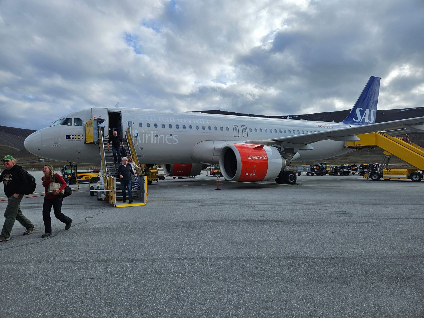 The Longyearbyen flight unloads on the open apron