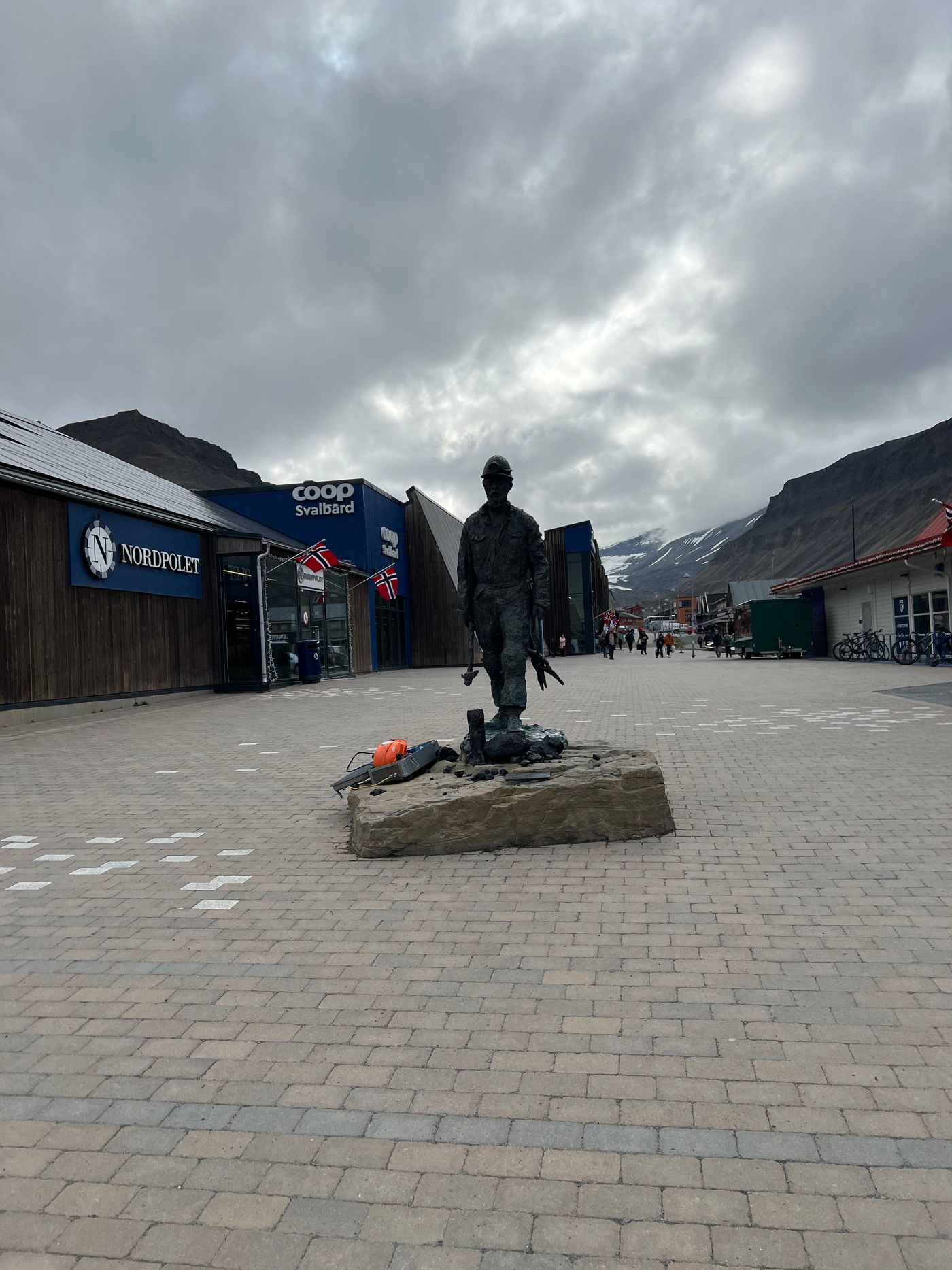 Gruvearbeider: the miner, in full lomp, at the centre of town