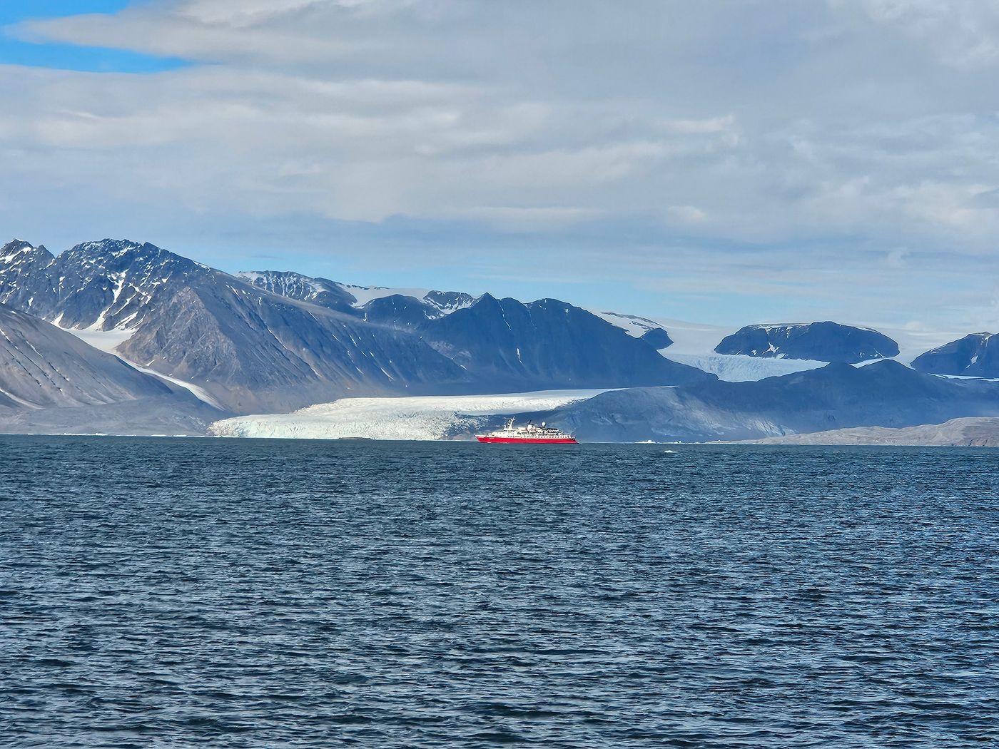 Expedition ship dwarfed by the Kongsfjorden glacier front
