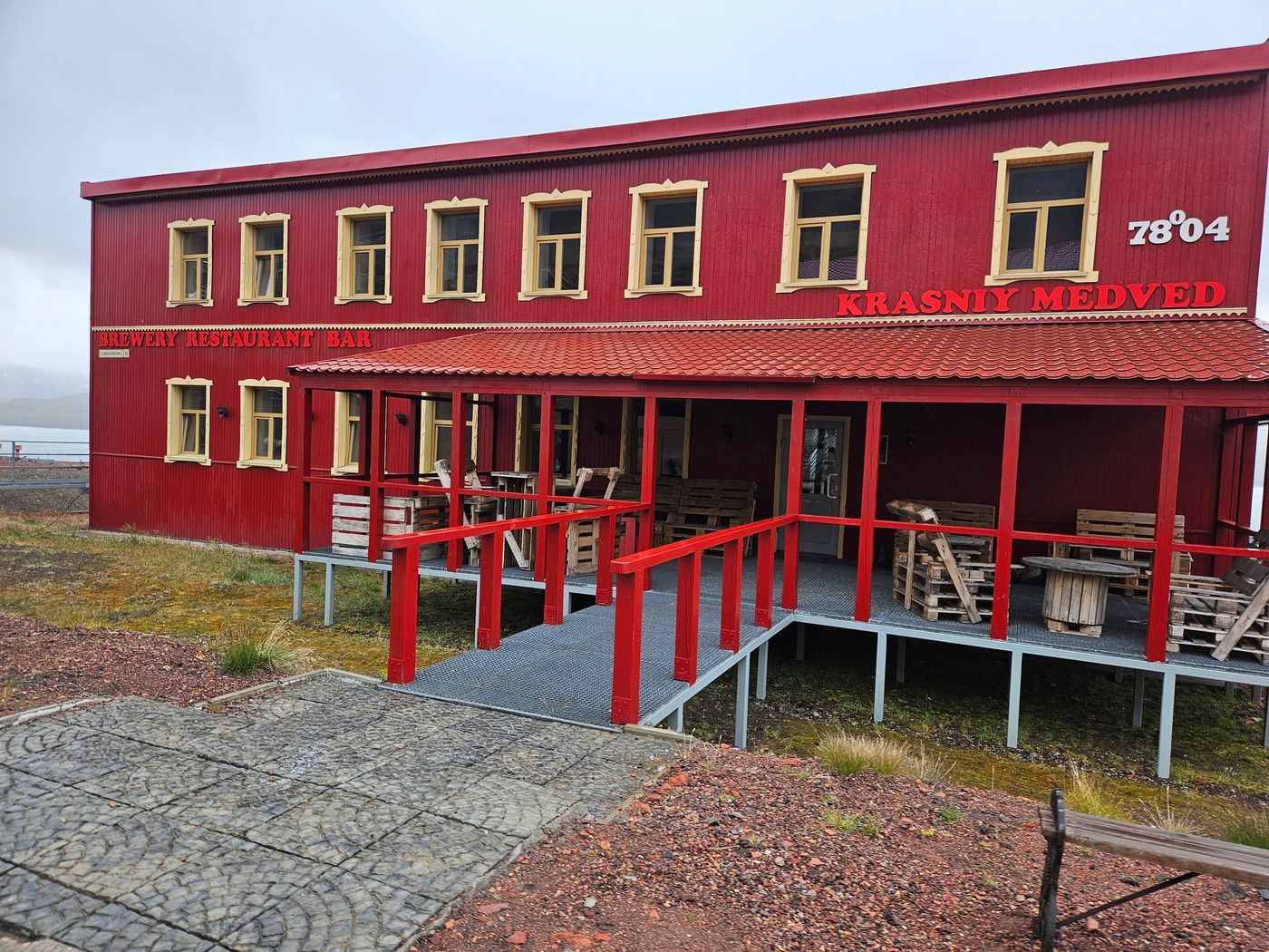 Krasny Medved: brewery, bar and restaurant at 78°04′N