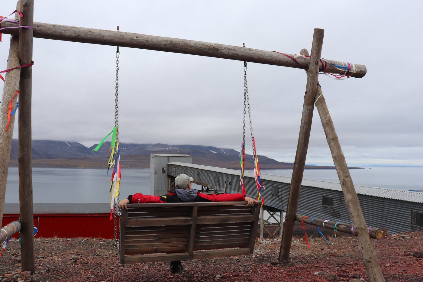 Someone in the fjord swing at quarter past midnight