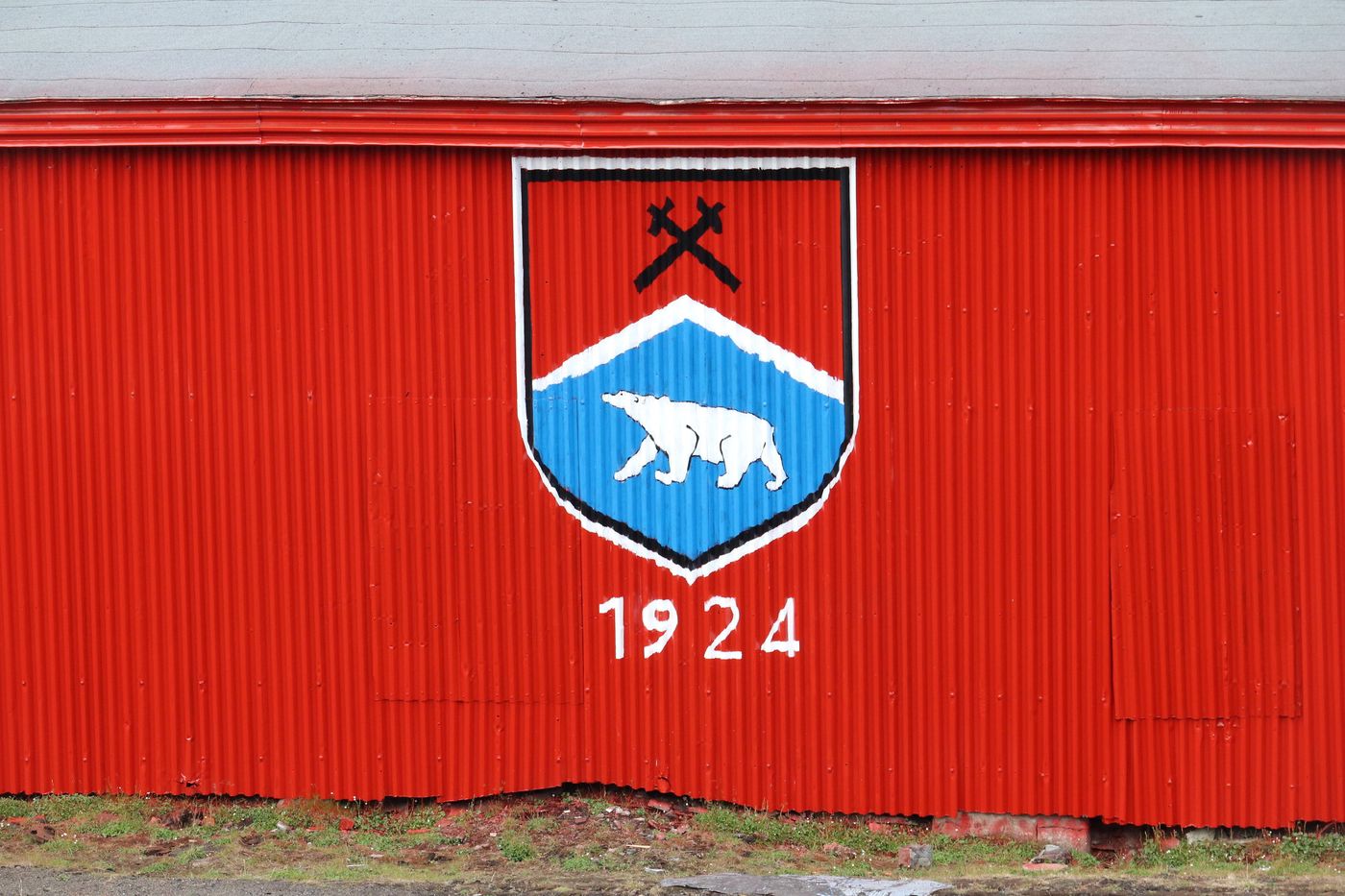 The polar-bear crest and the date 1924