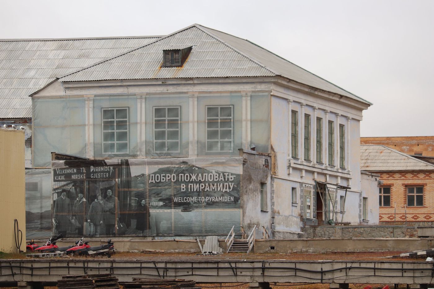 Welcome to Pyramiden, still painted on the gable
