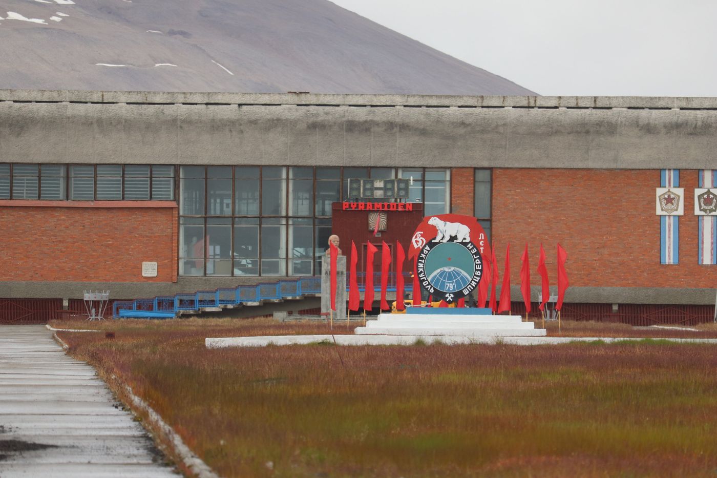 A coloured mosaic in front of the sports hall