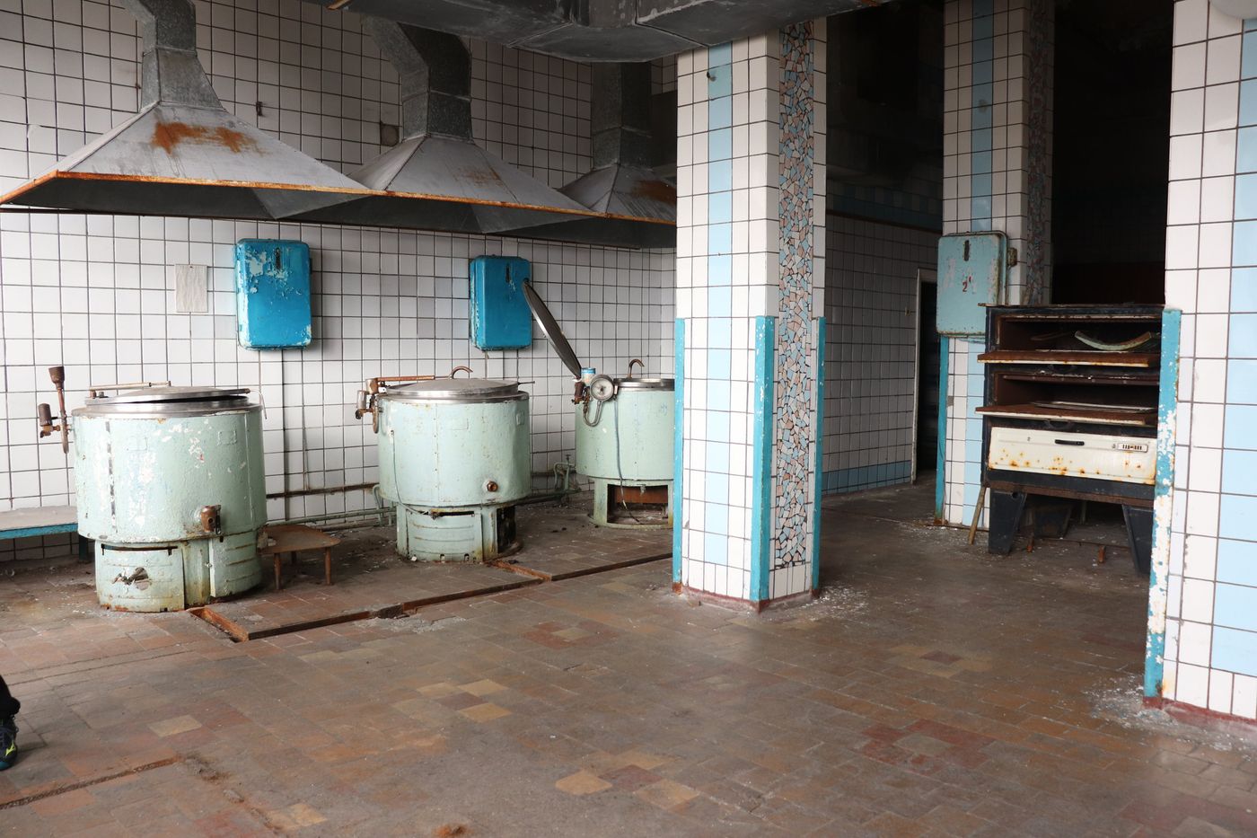 Cooking cauldrons and extract hoods, canteen kitchen